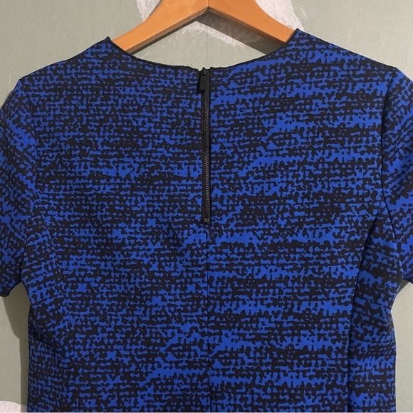 Vince Camuto Geometric Print Short Sleeve Round Neck Tee Shirt Blue Black - Picture 5 of 9